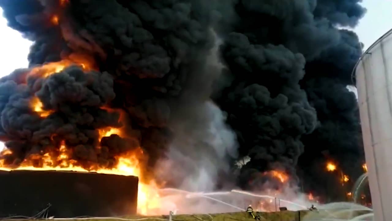 Beeld uit video: Oekraïense brandweerlieden blussen uitslaande brand in brandstofdepot