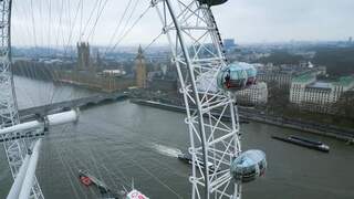 Schoonmaker geeft London Eye op grote hoogte een opfrisbeurt