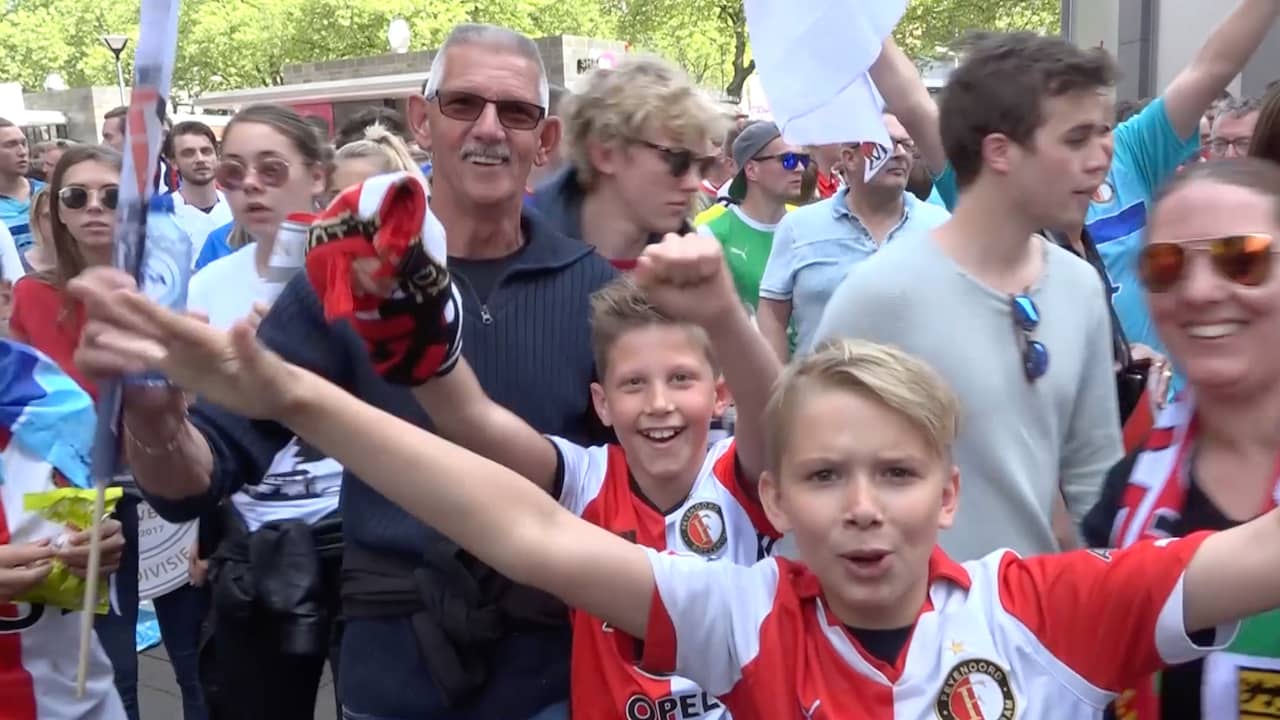 Beeld uit video: 150.000 Feyenoord-fans overspoelen Rotterdam