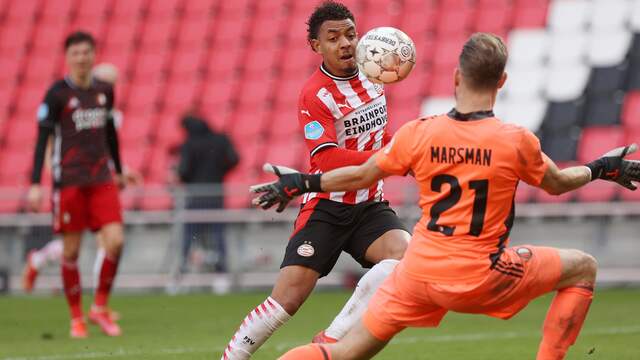 Donyell Malen schiet PSV met een fraai stiftje naast Feyenoord.