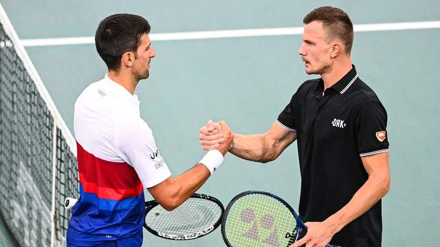 Novak Djokovic (links) krijgt de felicitaties van Márton Fucsovics.