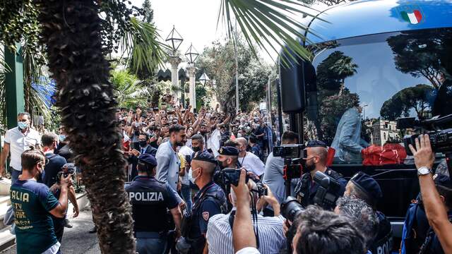 De spelers van Italië worden bij het verlaten van het hotel opgewacht door honderden fans.