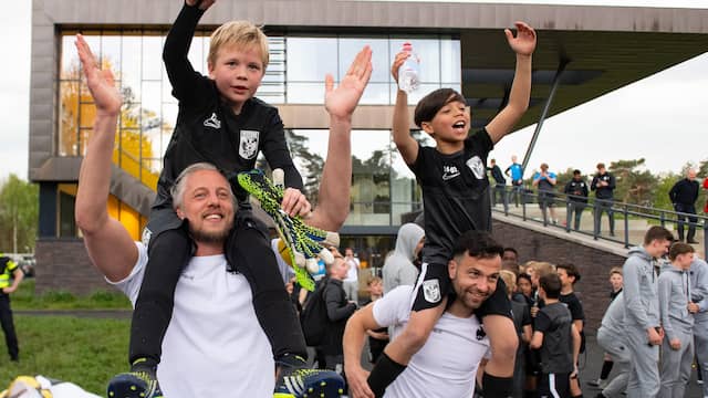 De naar Ajax vertrekkende doelman Remko Pasveer en middenvelder Thomas Bruns met hun grootste fan op de schouders.
