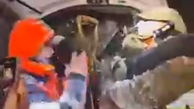 Chileen knuffelt redders als ze hem uit ingesneeuwde auto redden