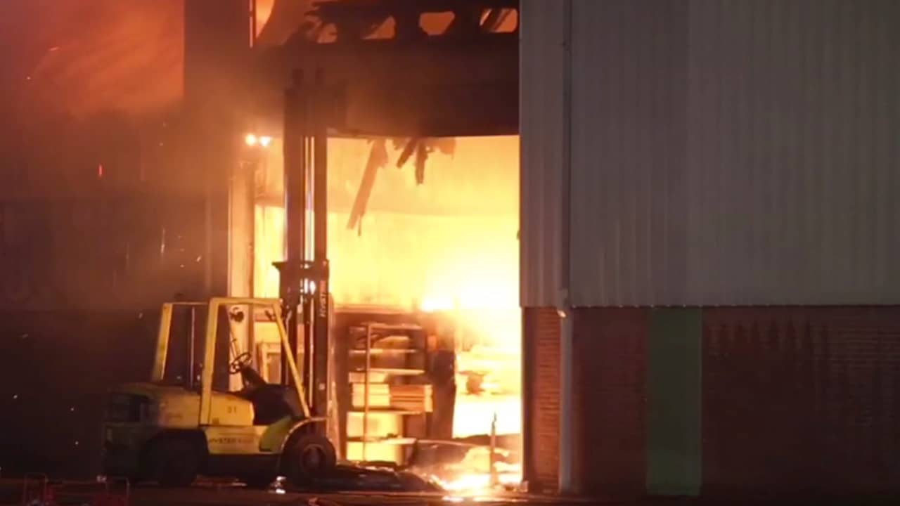 Beeld uit video: Grote brand op scheepswerf in Gelderse Aalst 
