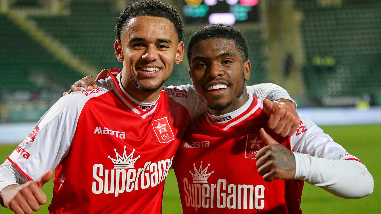 Blije gezichten bij MVV na de overwinning in Den Haag.