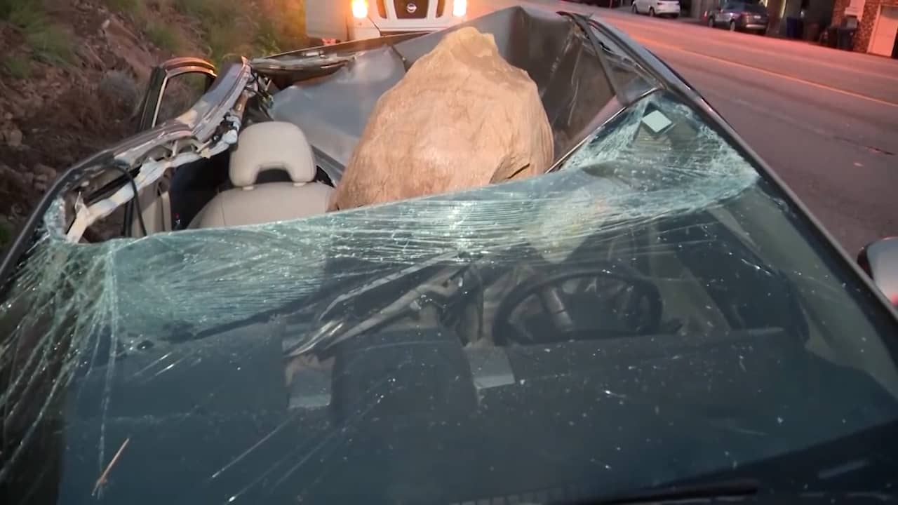 Beeld uit video: Rotsblok verplettert auto in Malibu: man was net uitgestapt