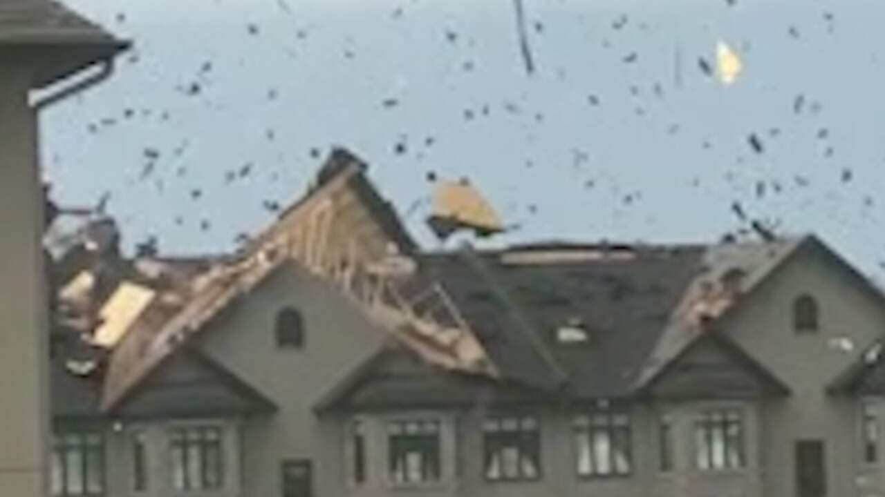 Beeld uit video: Harde wind blaast dak van gebouw in Canada