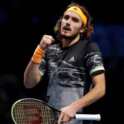 Tsitsipás klopt Thiem in thriller en wint ATP Finals voor het eerst