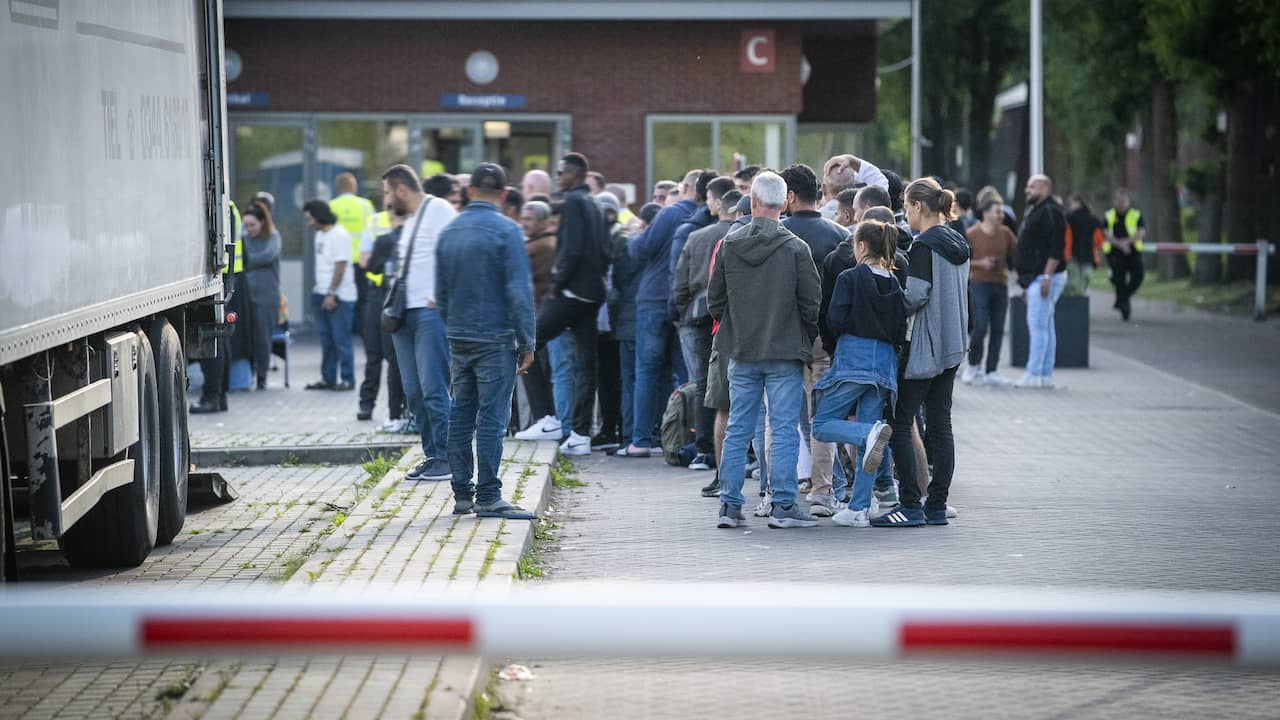 75 Asielzoekers Moeten Ondanks Noodtenten Op Stoelen Slapen In Ter Apel ...