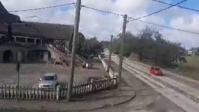 Tongaan filmt met as bedekte straat na vulkaanuitbarsting