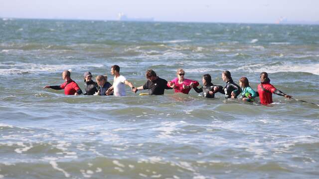 Omstanders en hulpverleners hadden een menselijke ketting gemaakt in de zoektocht naar de jongen.