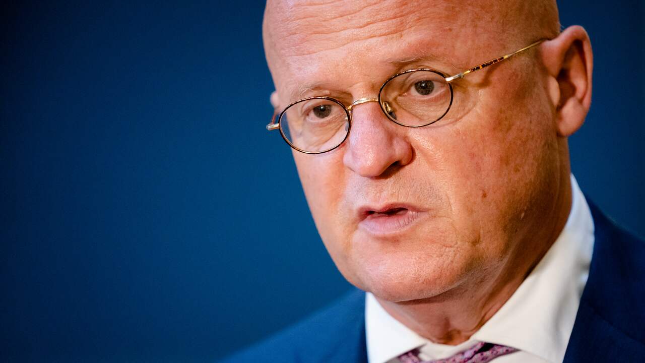 Minister Ferd Grapperhaus (Justitie) deelt de relschoppers in het voetbal in drie categorieën in.