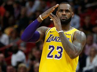 LeBron James schiet LA Lakers met 51 punten langs oude ploeg Miami Heat