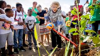 Prinses Beatrix helpt met planten fruitboom in Curaçao