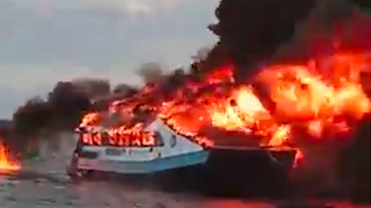 Beeld uit video: Ooggetuige filmt grote brand op veerpont in Filipijnen