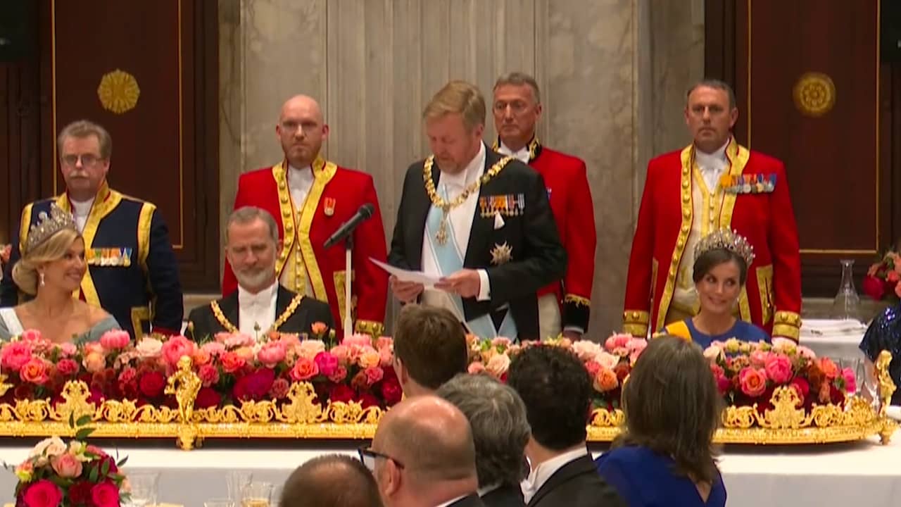 Beeld uit video: Willem-Alexander bedankt Spaanse koning voor hulp aan Amalia