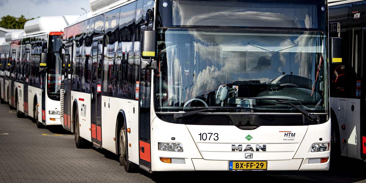 HTM-bus met passagiers botst tegen auto in Rijswijk