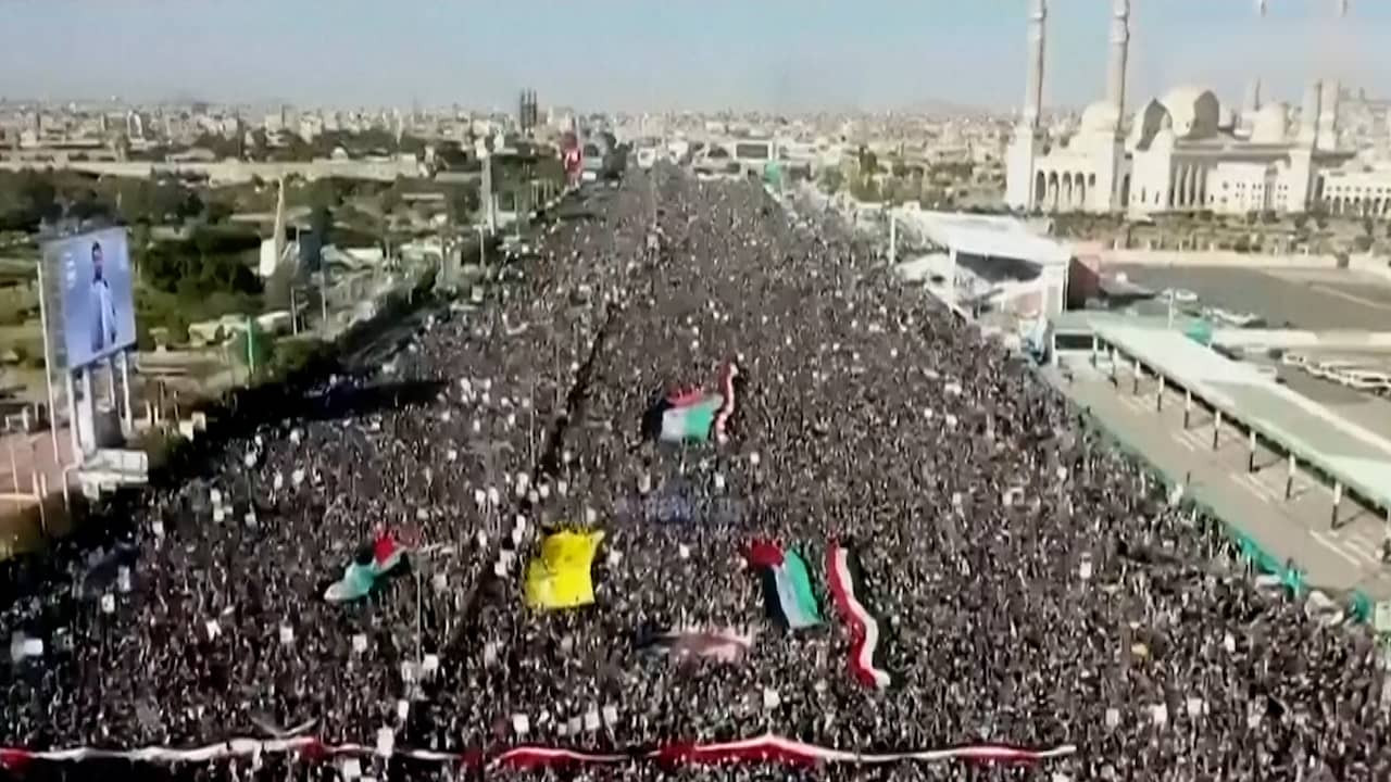 Beeld uit video: Duizenden Jemenieten demonstreren in hoofdstad na luchtaanvallen