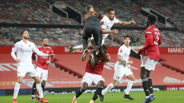 Manchester United-verdediger Eric Bailly raakte geblesseerd door een actie van zijn eigen keeper Dean Henderson.