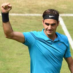 Federer plaatst zich ten koste van Ebden voor halve finales in Halle