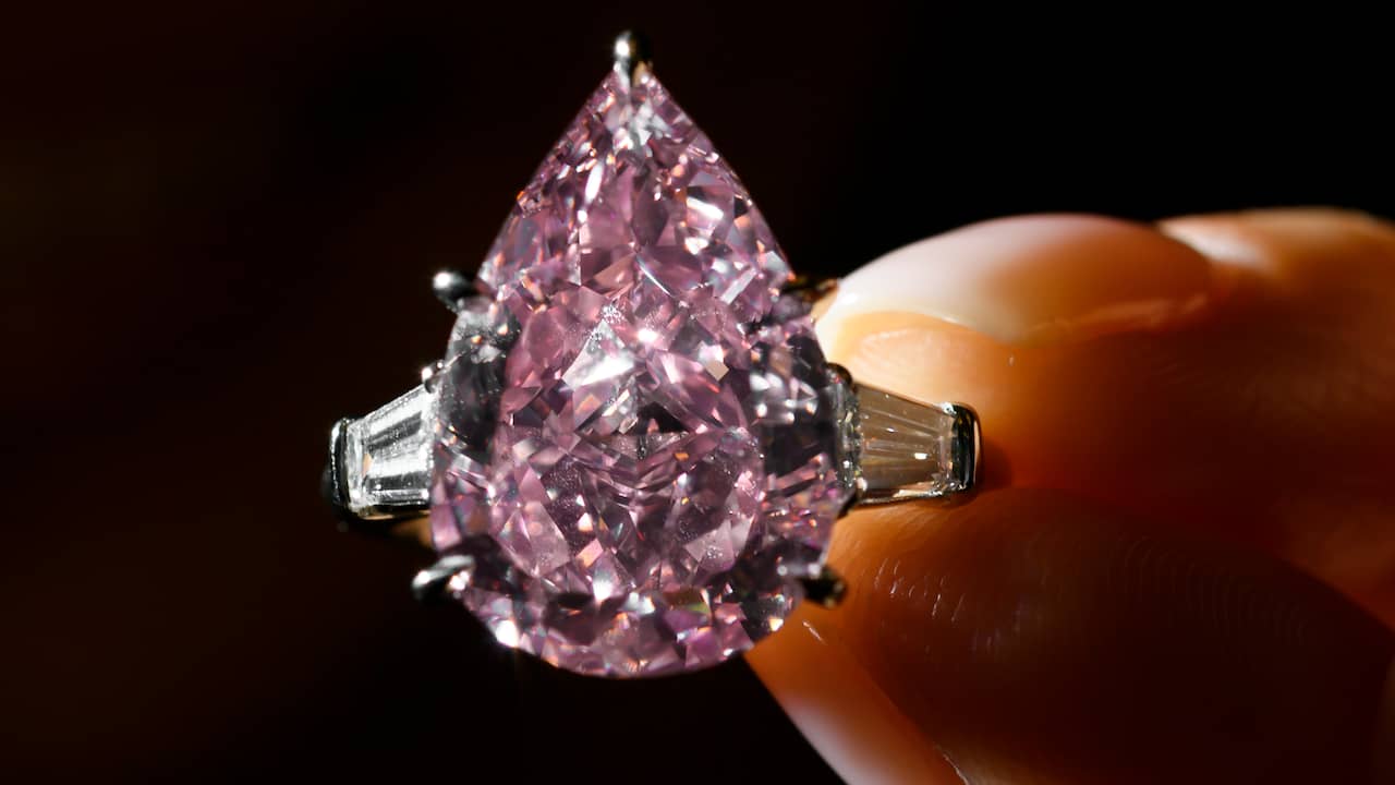 Roman Verscherpen Verzakking Roze diamant in Zwitserland geveild voor 19,5 miljoen euro | Boek & Cultuur  | NU.nl