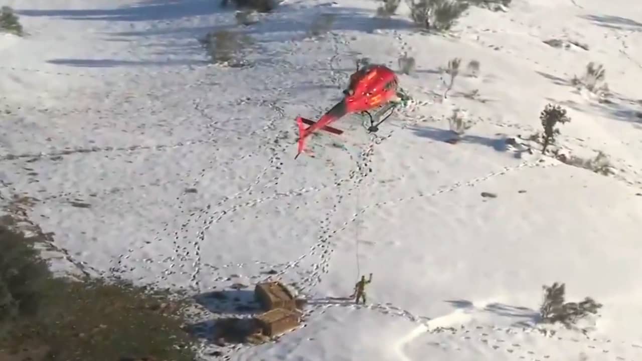 Beeld uit video: Helikopter dropt voer bij door sneeuw afgesloten boerderijen in Spanje