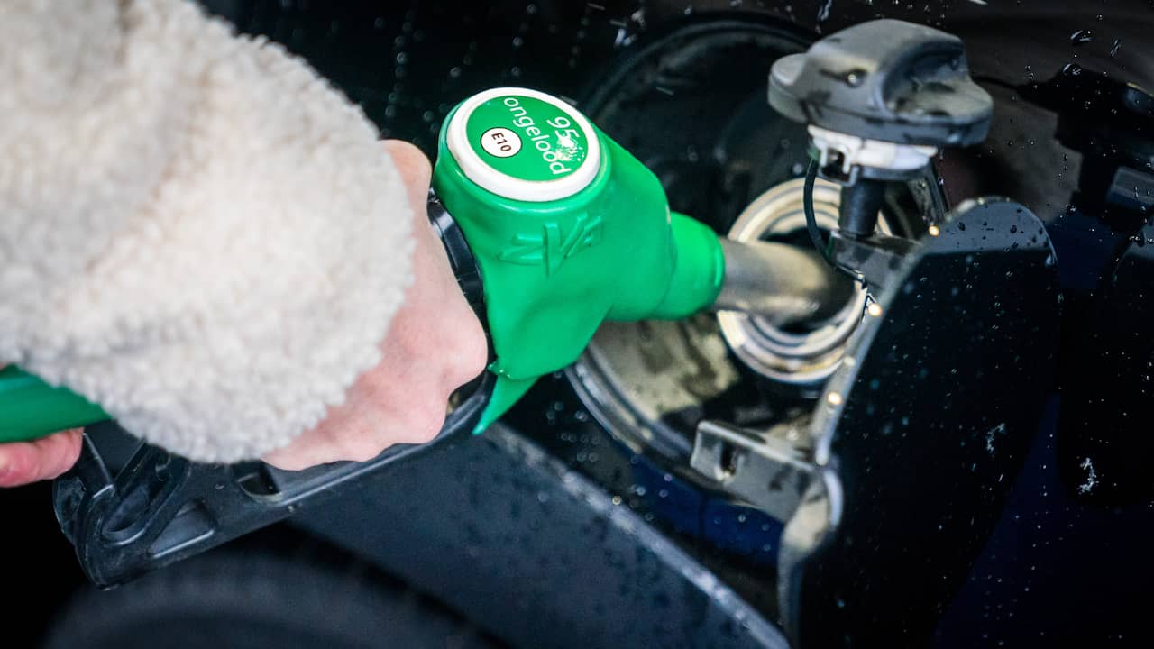 Prijs voor een liter benzine weer boven de 2 euro | Economie |