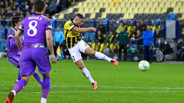 Maximilian Wittek schoot in de 78e minuut raak tegen Tottenham Hotspur.