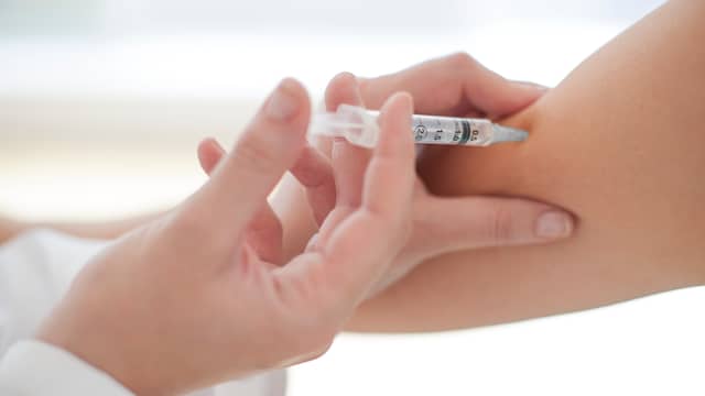 Kabinet wil dat bol.com boeken die tegen vaccinatie pleiten gaat ...