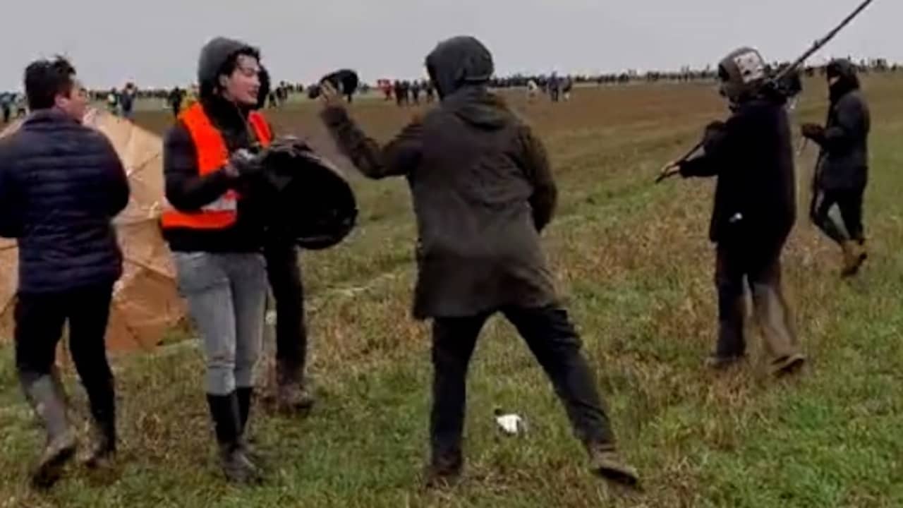 Beeld uit video: Cameraploeg PowNed belaagd door activisten bij Lützerath