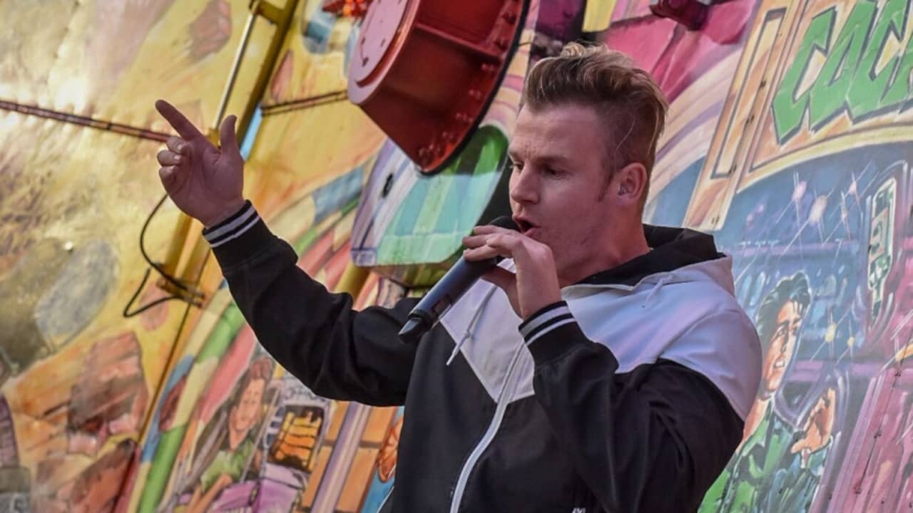 Rapper Sjors bekogeld met eieren en Snickers | Alphen aan den Rijn | NU.nl