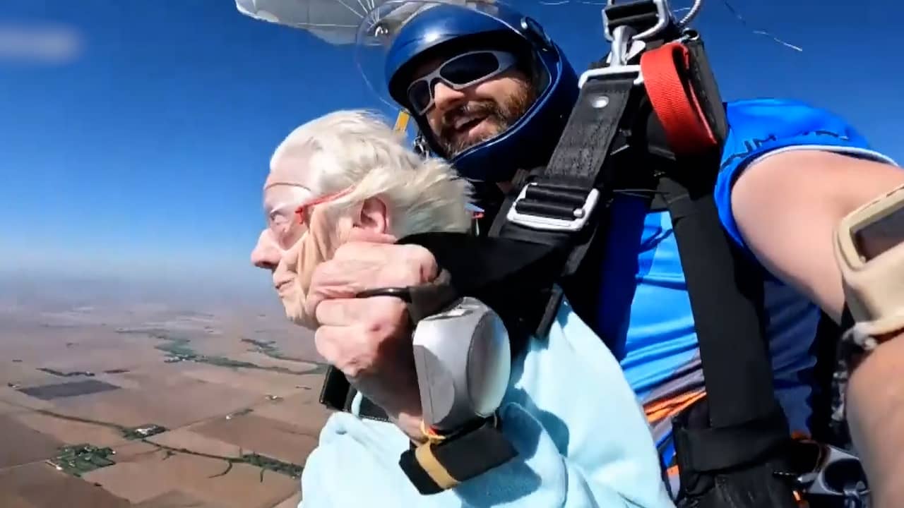 Beeld uit video: 104-jarige Amerikaanse hoopt record te breken met skydive