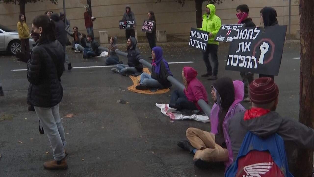 Beeld uit video: Demonstranten blokkeren weg in Jeruzalem met plastic buizen