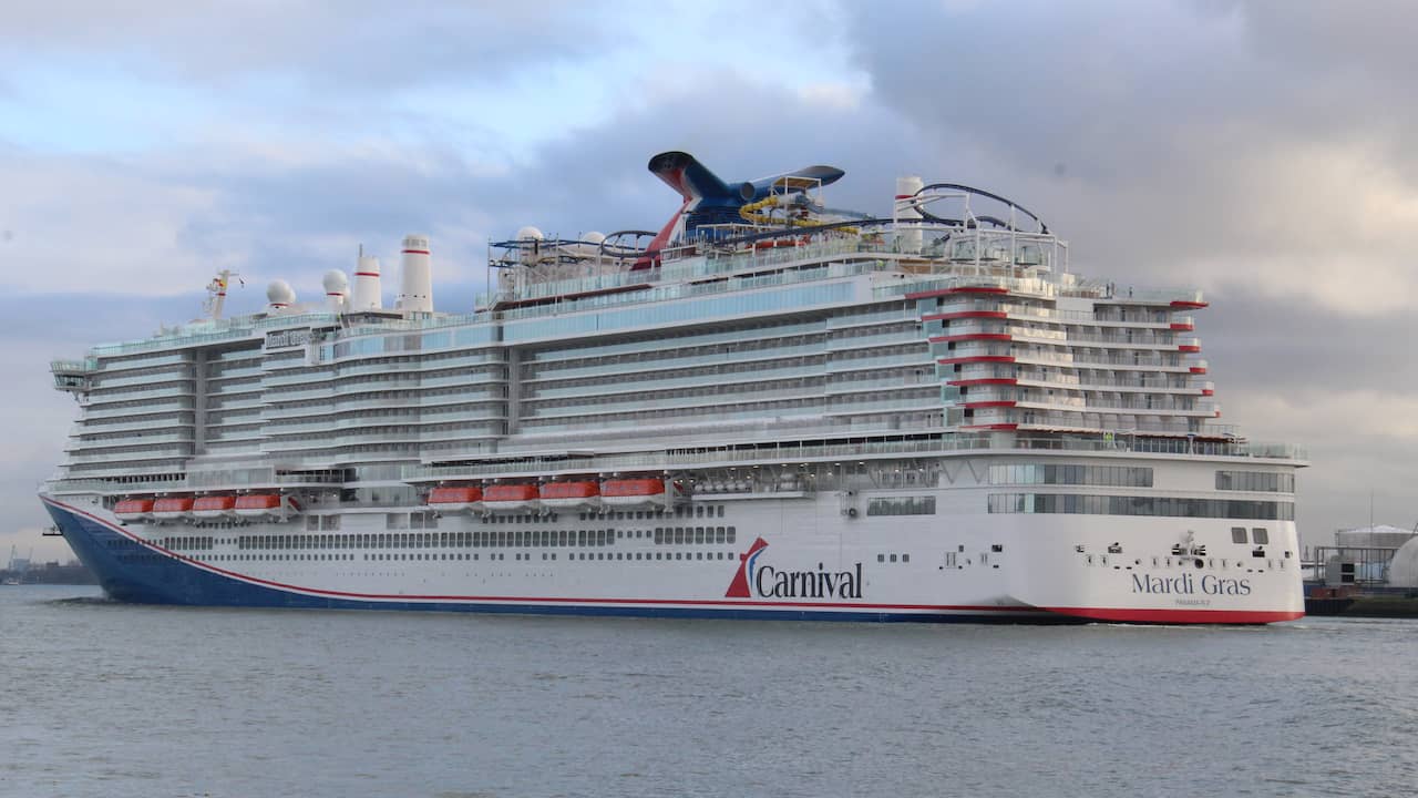 Beeld uit video: Splinternieuw cruiseschip met achtbaan komt aan in Rotterdam