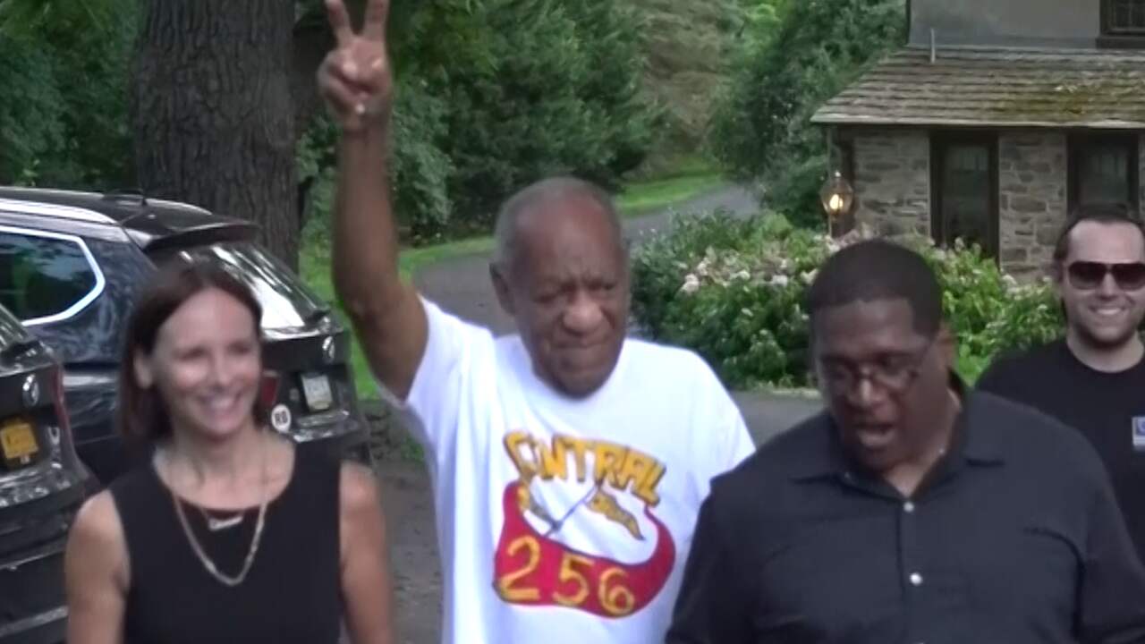 Beeld uit video: Helikopter filmt thuiskomst Bill Cosby na vrijlating