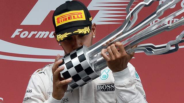 Hamilton Niet Te Spreken Over Plastic F1 Trofeeen Nu Het Laatste Nieuws Het Eerst Op Nu Nl