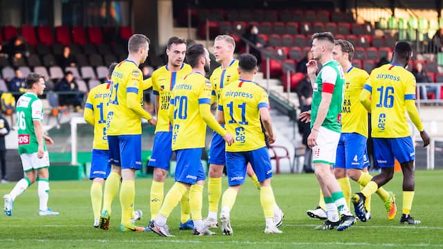 Vreugde bij SC Cambuur na de 0-1 van Robert Mühren tegen FC Dordrecht.