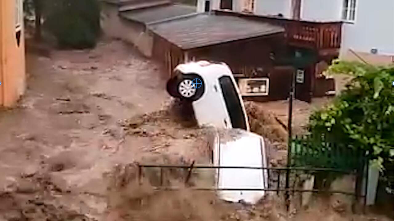 Beeld uit video: Overstromingen in Oostenrijk: straten veranderen in kolkende rivier
