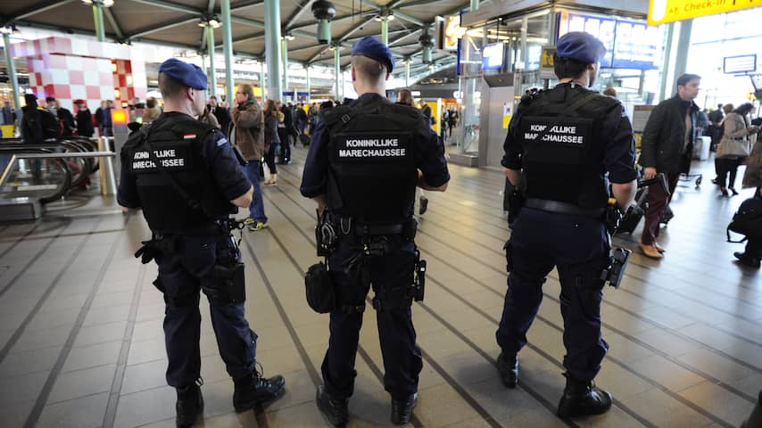 Marechaussee zet onbewapende grensbewakers in op luchthavens