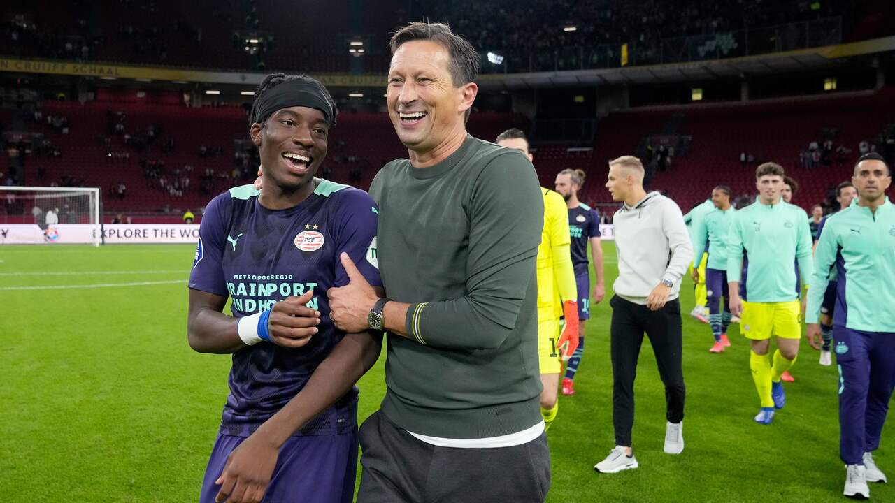 Vreugde bij Noni Madueke en Roger Schmidt na het winnen van de Johan Cruijff Schaal.