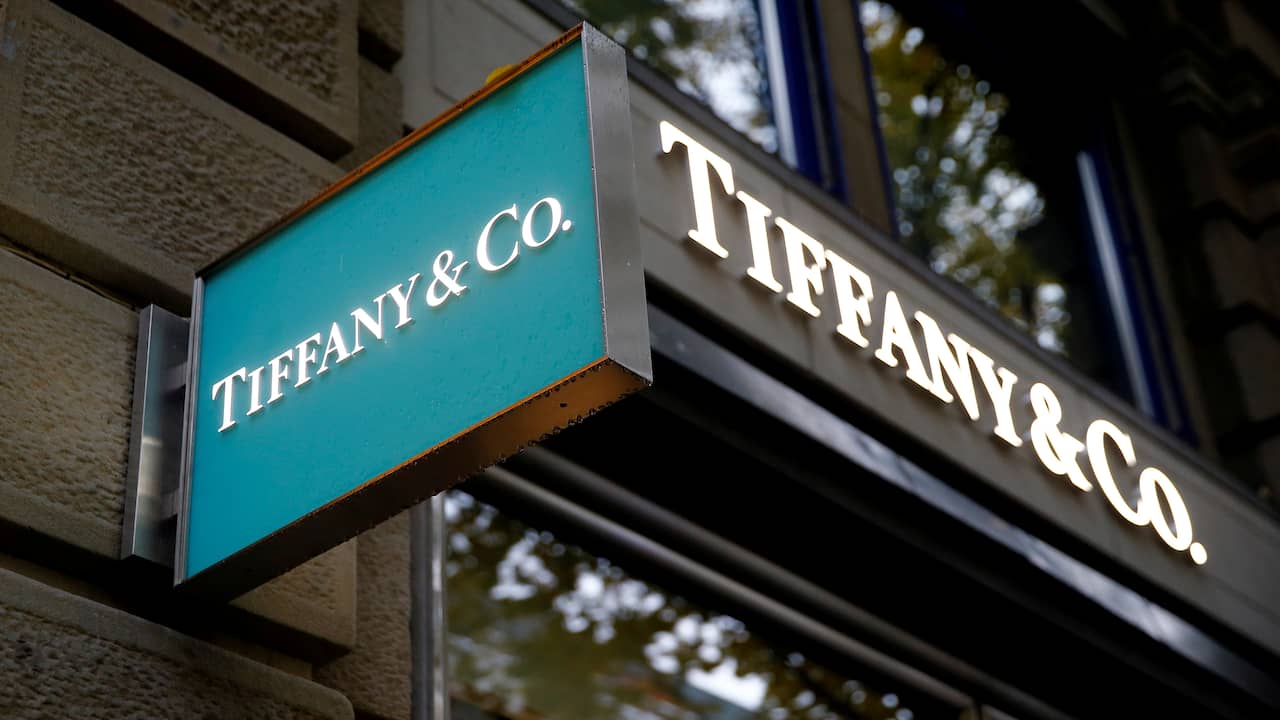 &quot;French company LVMH shows interest in American jewelery chain Tiffany&quot; - Teller Report