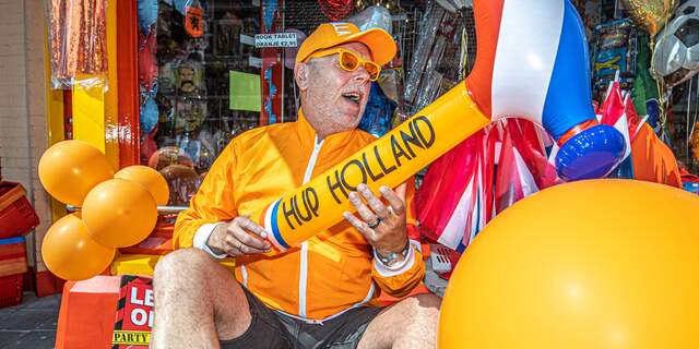 Oranje vlaggen en capes vliegen deur uit: ‘Bijna niks meer over’