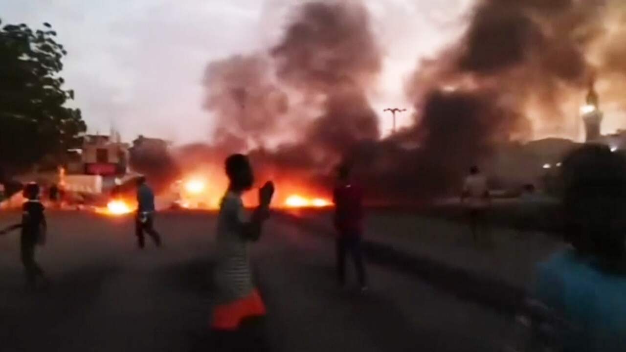 Soedanezen blokkeren straten met brandende banden na couppoging