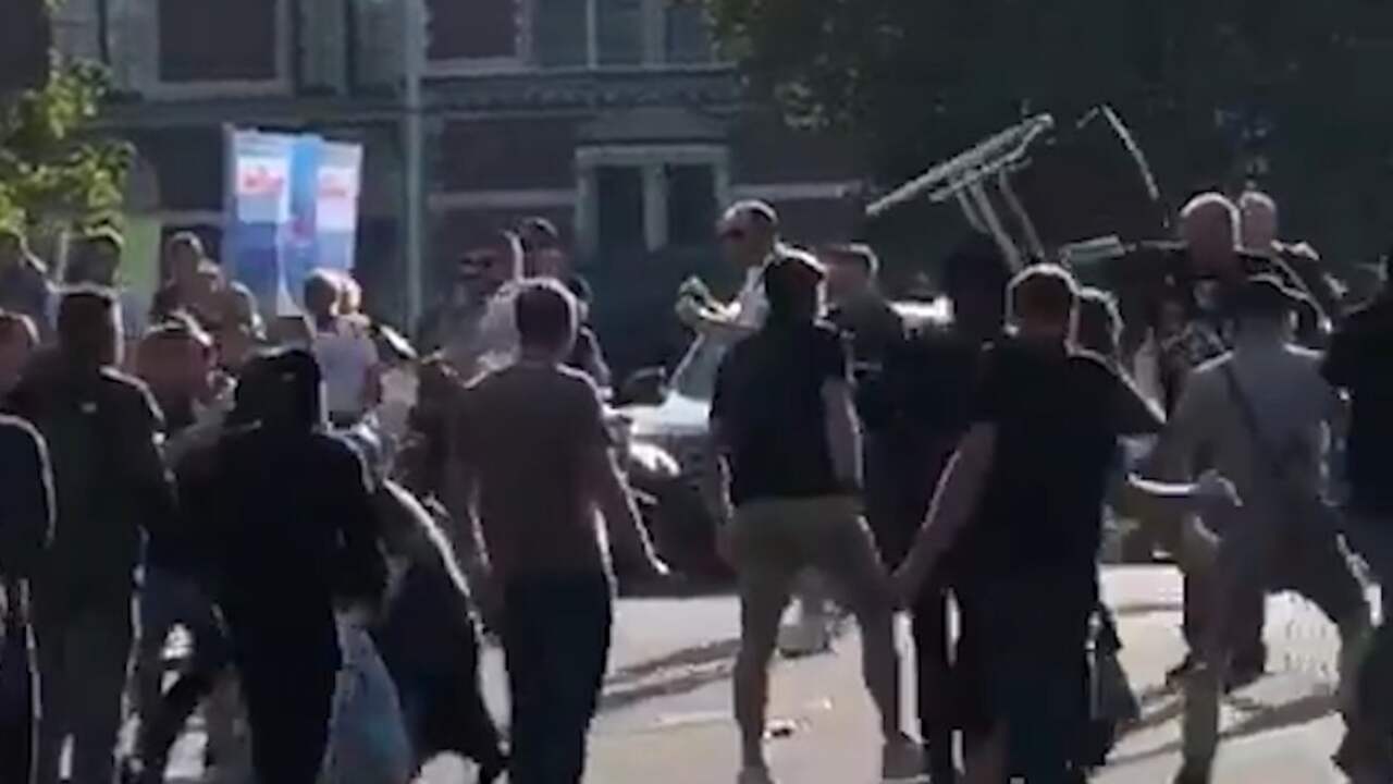 Beeld uit video: Voetbalsupporters met elkaar op de vuist in Amsterdam