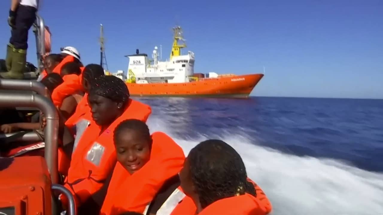 Beeld uit video: Boot met 629 migranten mag aanleggen in Spanje