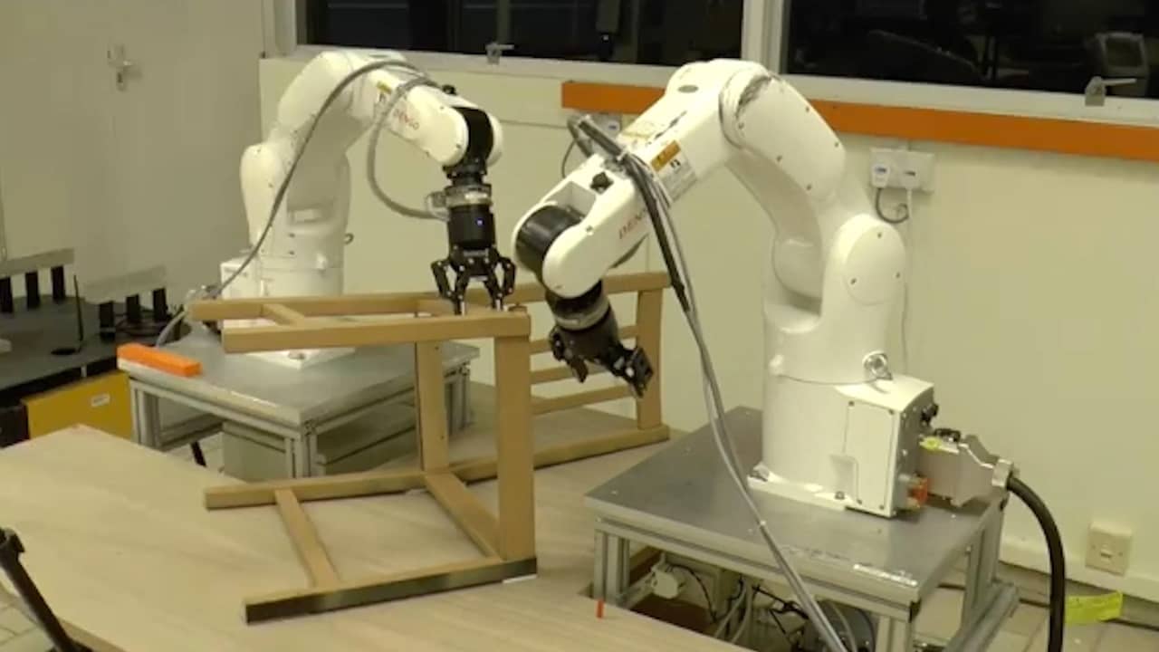 Beeld uit video: Deze robotarmen zetten IKEA-meubilair voor je in elkaar