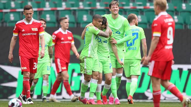 VfL Wolfsburg juicht na een van de doelpunten van Josip Brekalo.