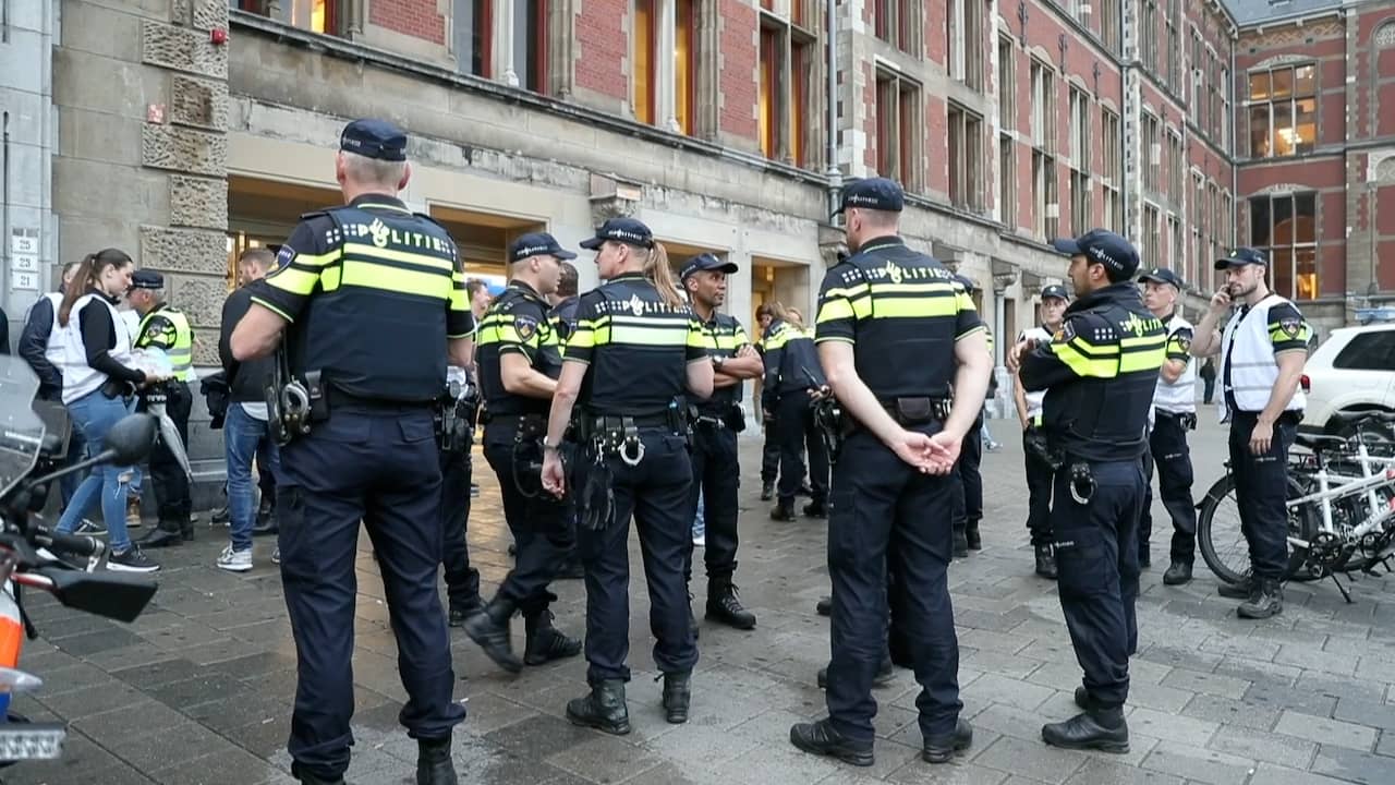 Beeld uit video: Politie voert actie op Amsterdam CS