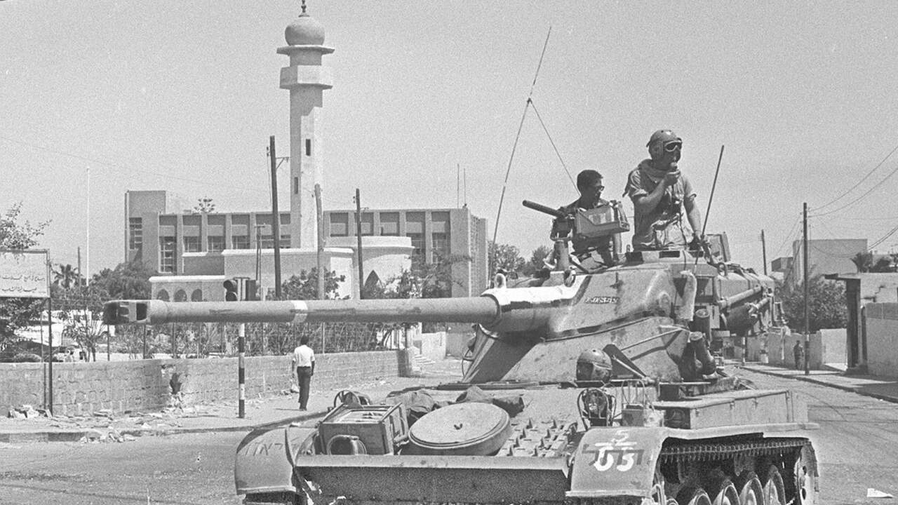 Een Israëlische tank patrouilleert tijdens de Zesdaagse Oorlog nabij een moskee.
